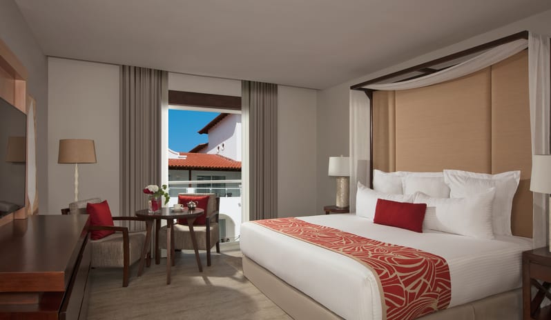 PREFERRED CLUB SUITE TROPICAL VIEW KING BED